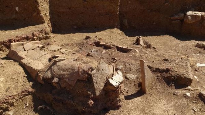 Parion Antik Kenti nde 2 bin yıllık mezar bulundu
