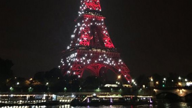 Paris’in simgesi kırmızı-beyaza büründü