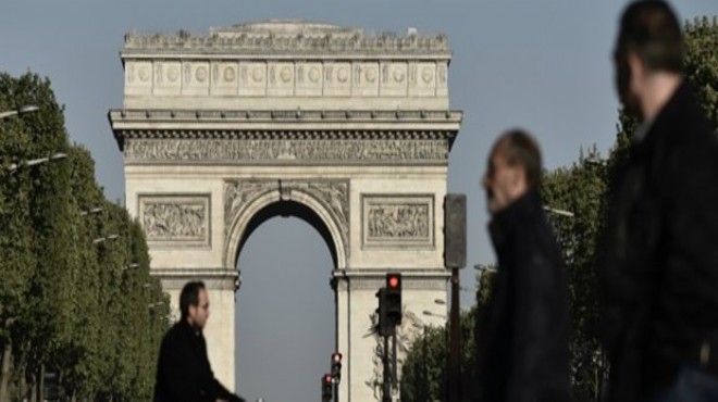 Paris te terör alarmı: Bir otomobil polis aracına çarptı