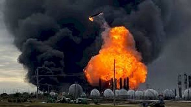 Petrol rafinerisinde patlama: En az 100 kişi öldü
