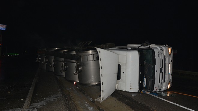 Peynir tankeri devrildi, sürücüsü yaralandı