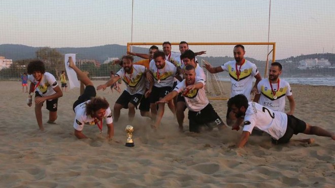 Plaj Futbolu nda kupa Selçuk Gençlik in