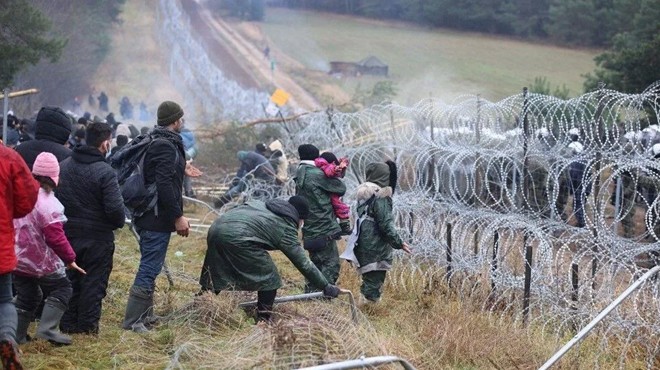 Polonya sınırında göçmen krizi: Telleri parçaladılar!