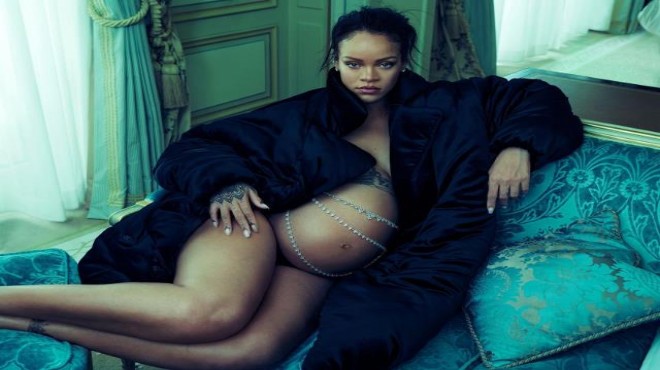 Rihanna ilk bebeğini kucağına aldı