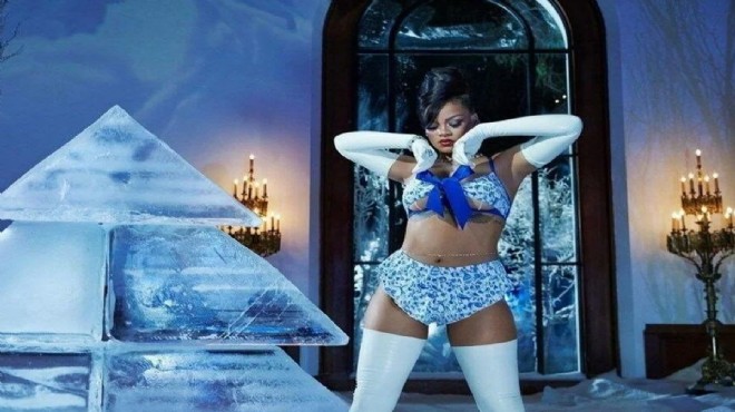 Rihanna yeni iç çamaşırı koleksiyonunu tanıttı!