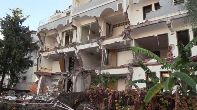 Riskli yapı olduğu tespit edilen apart otelin yıkımı başladı