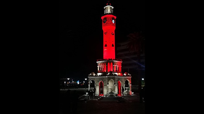 Saat Kulesi 29 Ekim’e özel kırmızıya boyandı!