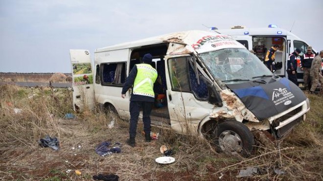 Şanlıurfa da işçileri taşıyan minibüs devrildi: 23 yaralı