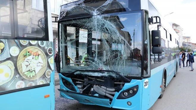 Şehir içi toplu ulaşım otobüsleri çarpıştı: 15 yaralı