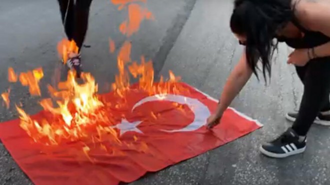 Selanik te rezalet! Türk bayrağını yaktılar