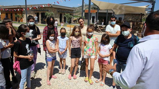 Selçuklu çocuklar Efes tarlasında