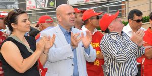 Çiğli’de 1 Mayıs: Başkan-işçi el ele… 