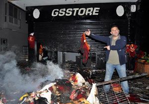 Galatasaray mağazasını ateşe verdiler: 15 gözaltı