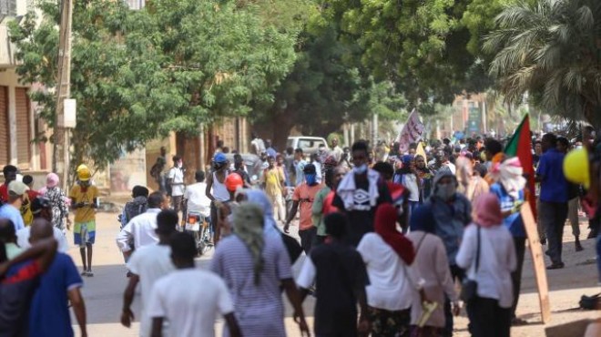 Sudan da askeri yönetim karşıtı binlerce kişi sokaklara indi
