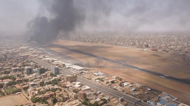 Sudan daki çatışmalar nedeniyle 950 bine yakın kişi ülkeyi terk etti
