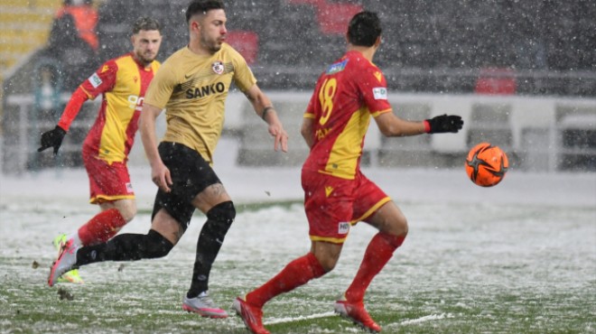 Süper Lig maçına kar engeli: İkinci yarı oynanamadı