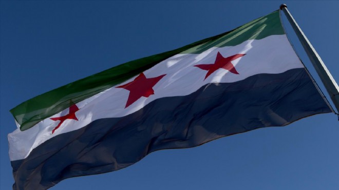 Suriye nin Türkiye sınırına o bayrak asıldı