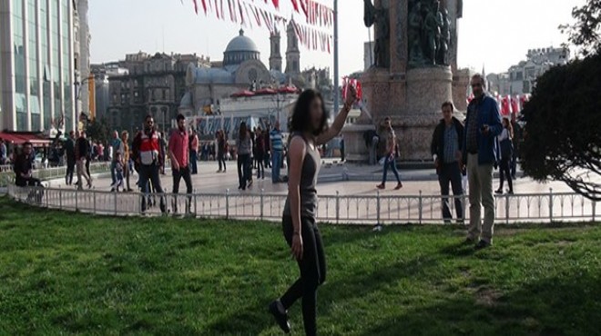Taksim Meydanı nda bıçaklı kadın paniği!