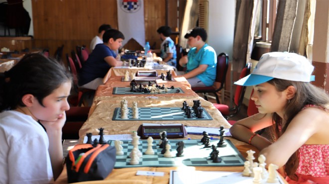 Tarihi Birgi de satranç heyecanı yaşandı