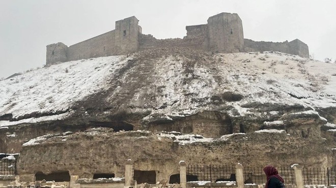Tarihi Gaziantep Kalesi hasar gördü