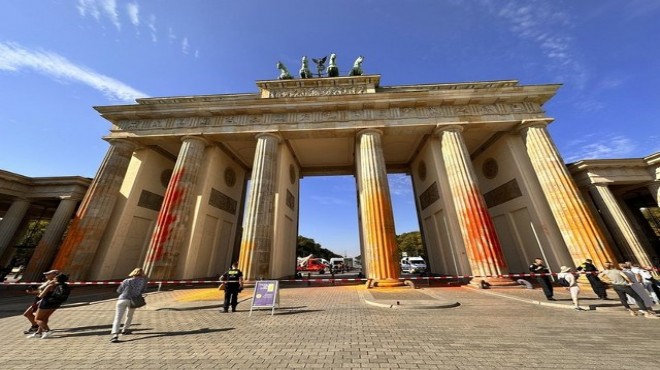 Almanya da tarihi kapıya boyalı saldırı!