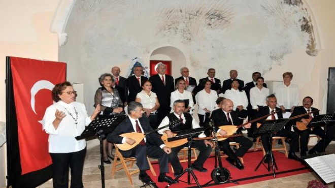 Tarihi kilisede, mikrofonsuz türkü konseri