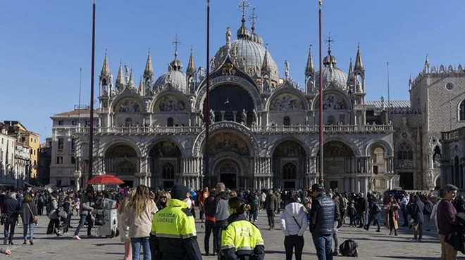 Tarihi Venedik Karnavalı başladı