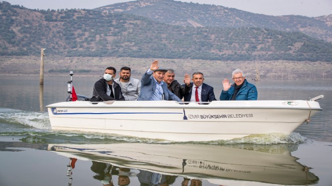 Tarlası sular altında kalan çiftçiye Büyükşehir den tekne desteği