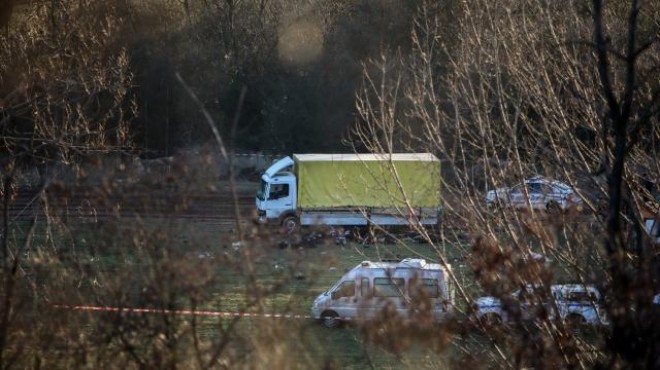 Terkedilmiş bir kamyonda 18 göçmen ölü bulundu