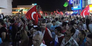 İzmir terörü binlerce kişiyle lanetledi
