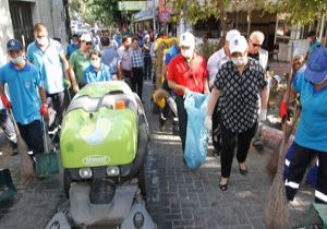 Basmane’de temizlik seferberliği: Başkan da çöp topladı