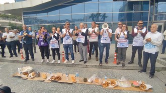 Gevrek, kuru ekmek, sefer tasları... Bayraklı Belediyesi eylem alanı!