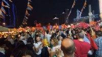 AK Parti İzmir İl Binası önünde kutlamalar başladı