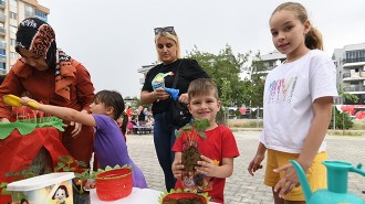 Bornova’da minikler ve annelerine Çilek Şenliği