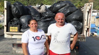 Çevreci çift, koylarda 150 torba çöp topladı