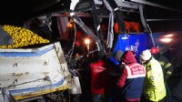 Denizli'de feci kaza: Yolcu otobüsü TIR'a çarptı!