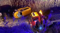 İzmir'de taksi şarampole devrildi: 3 yaralı