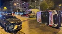 İzmir'de otomobille çarpışan ambulans yan yattı