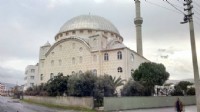 İzmir'deki camide dehşet anları... Namaz başladı, boğazını kesti!
