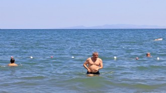 Körfezin ilk mavi bayrak plajında yüzen belediye başkanı: Mustafa İnce