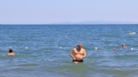Körfezin ilk mavi bayrak plajında yüzen belediye başkanı: Mustafa İnce