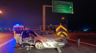 Korkunç kaza: Otomobil bariyerlere saplandı!