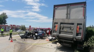 Otomobil kamyonla çarpıştı: 1 ölü, 1 yaralı