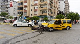 Otomobille taksi çarpıştı... 1 kişi yaralandı!