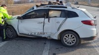 TIR ile otomobil çarpıştı: 4 yaralı