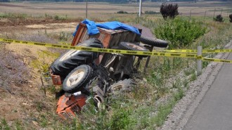 Traktör devrildi: Müdahalelere rağmen kurtarılmadı