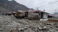Yamaçtan kopan kayalar evlere çarptı: Hasar oluştu