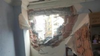 Yıkım sırasında yan binanın duvarı çöktü