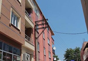 Manisa’da korkunç ölüm: Balkon demiri silerken…