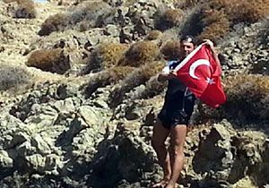 Yunan askerinin bulunduğu adaya yüzüp Türk bayrağı açtı
